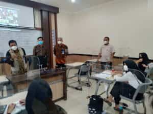 Selain jaga jarak, meja masing-masing mahasiswa diberi pembatas mika plastik