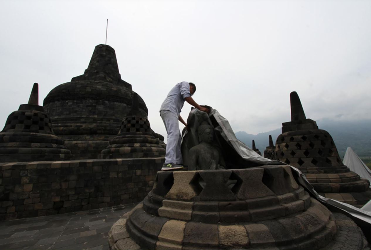 Galeri Foto: Borobudur, Antisipasi Abu Vulkanik Merapi - Mettanews.id