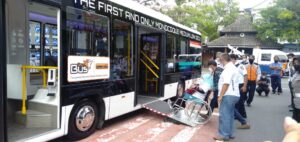 bus difabel solo
