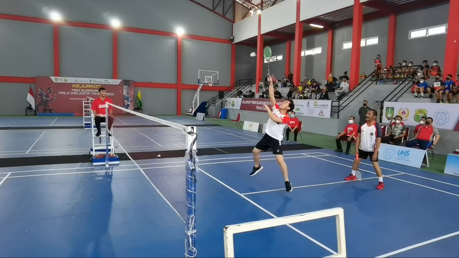 Gibran main buu tangkis