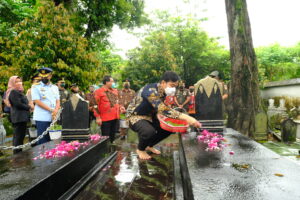 gibran ziarah makam