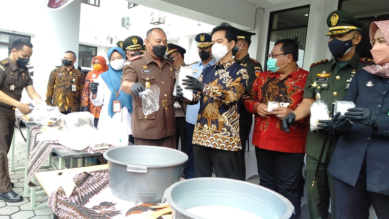 kejari musnahkan barang bukti