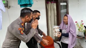 Polresta Solo Bagi Nasi Kota