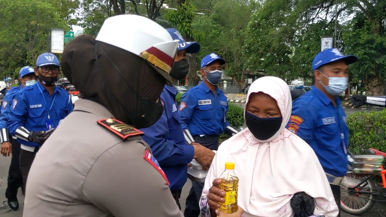 IMG-20220421-WA0050 Bagi bagi takjil dan minyak goreng