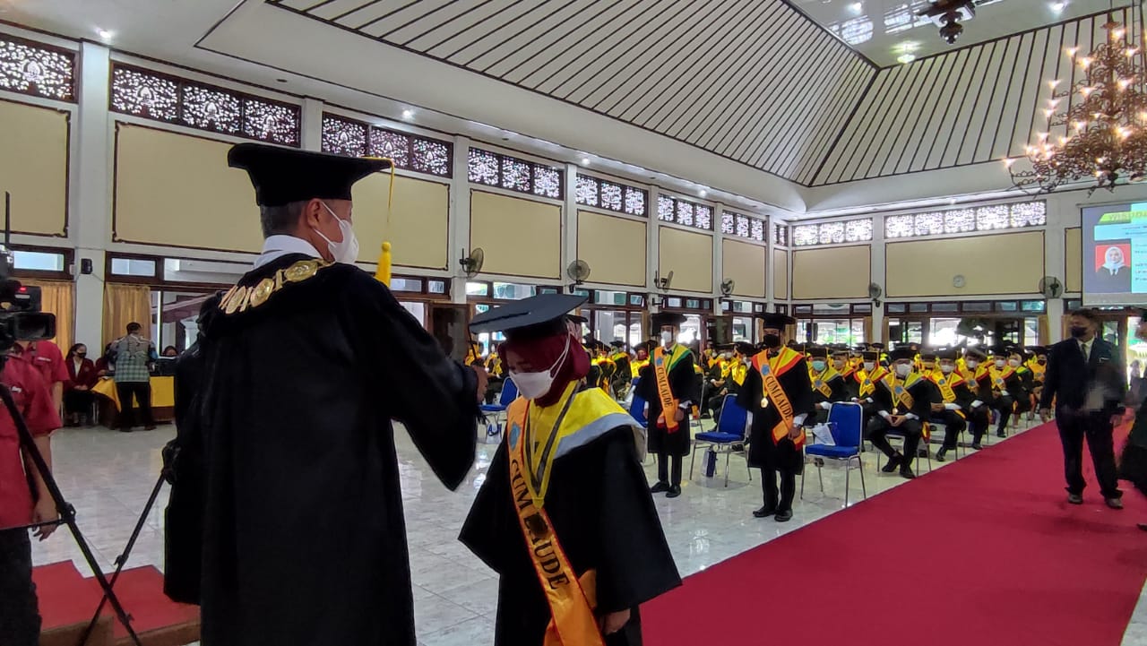 Wisuda Unisri