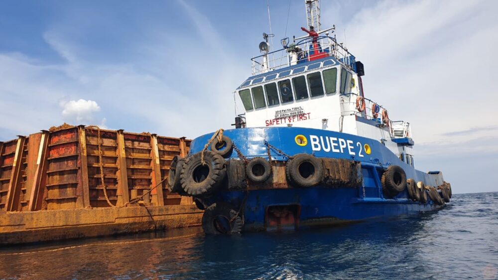 kapal tunda tug boat