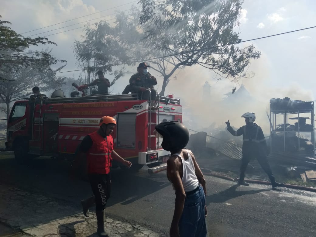 pasar mebel terbakar