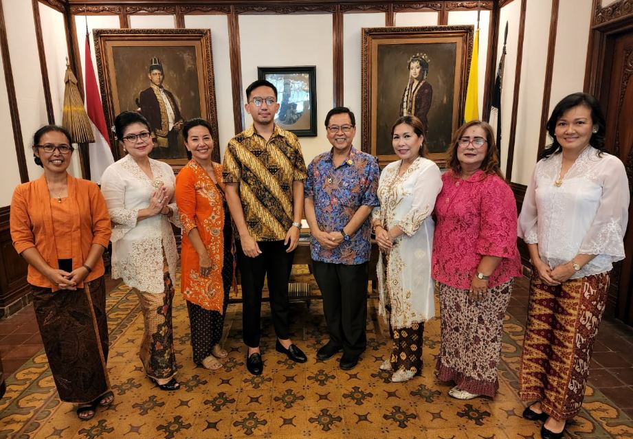 perempuan berkebaya indonesia