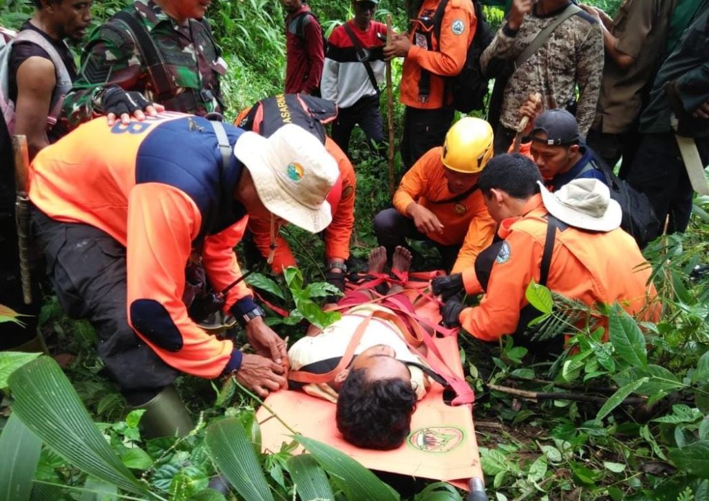 basarnas evakuasi gunung