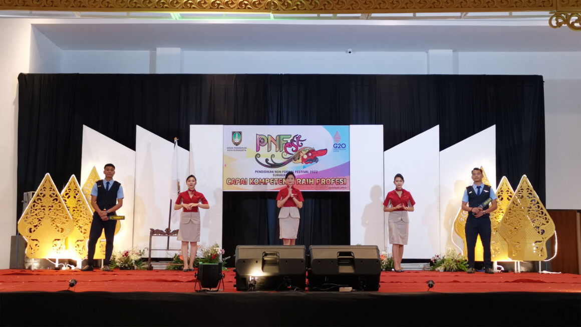 Foto 02 - Siswa Sekolah Pramugari Trans Avia - PNFest Solo - Oktober 2022
