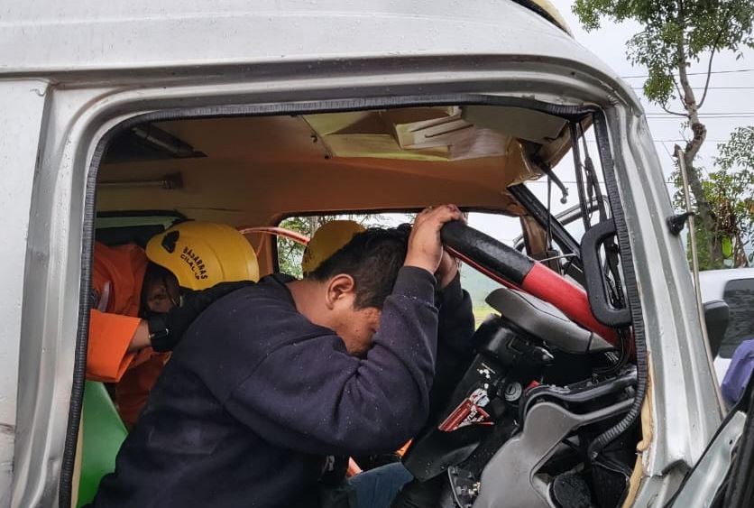 basarnas korban terjepit kendaraan
