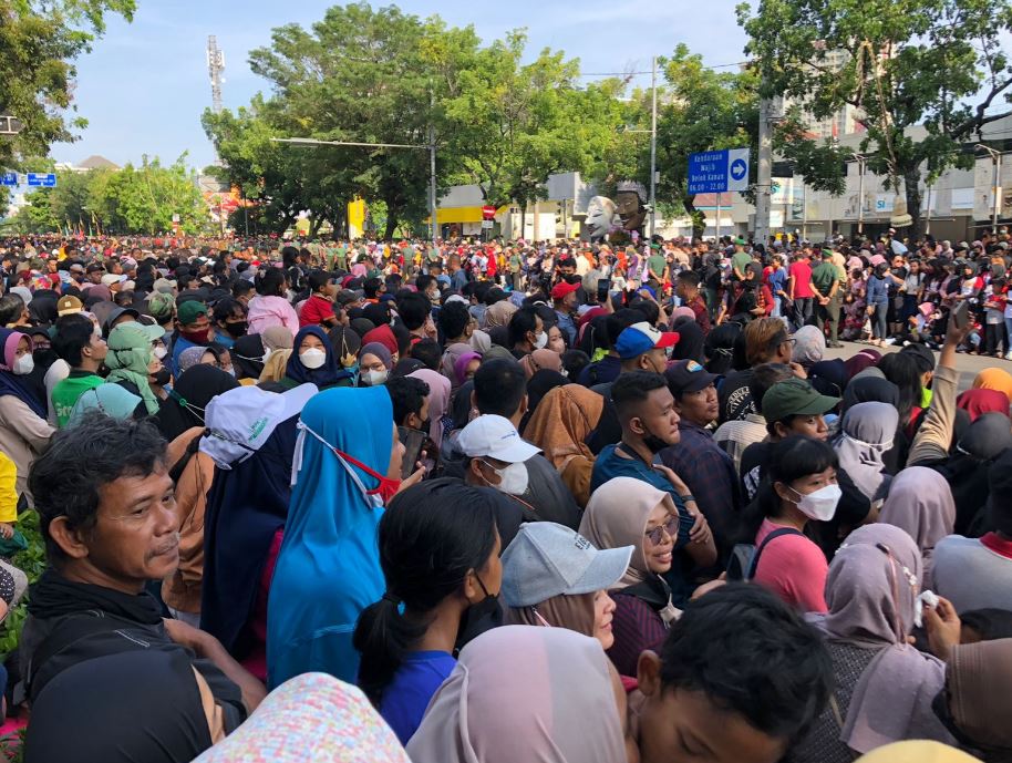 massa memadati jalan slamet riyadi