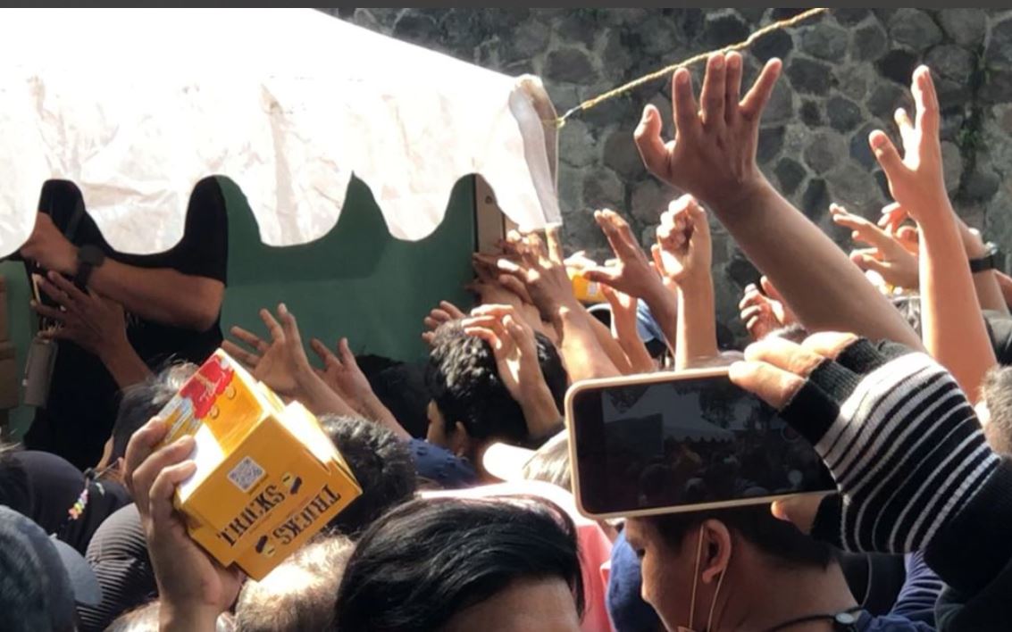 pembagian makanan dan souvenir di pernikahan kaesang