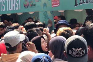 rebutan souvenir kaesang1