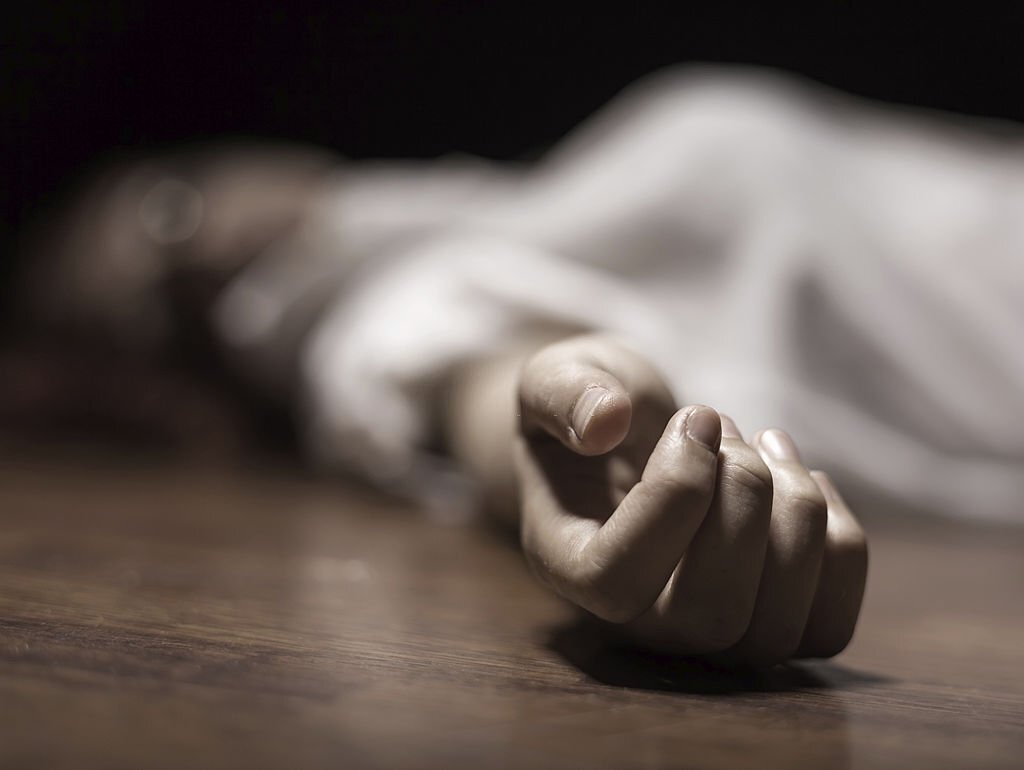 The dead woman's body. Focus on hand Kencan Maut