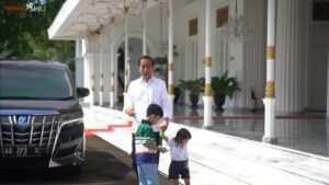 Presiden Jokowi dan cucu-cucunya bermain lato-lato