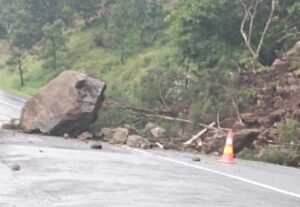 Longsor Jalan Tembus Tawangmangu