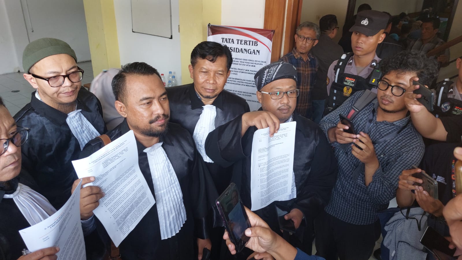 13 pengacara Bambang Tri Mulyono Mundur