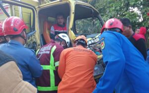 terjepit kabin truk, basarnas