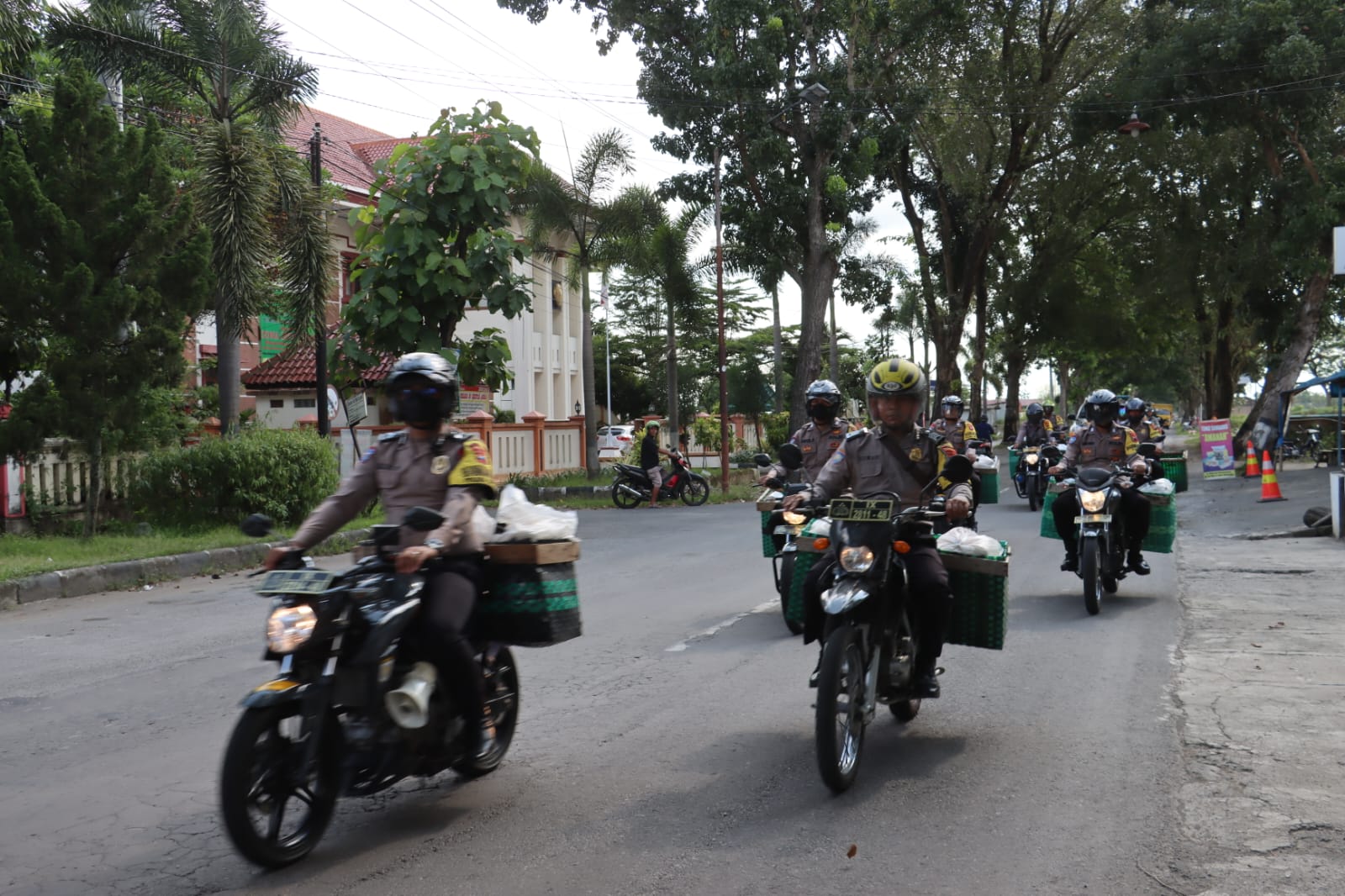 Antar 1000 Paket Sembako