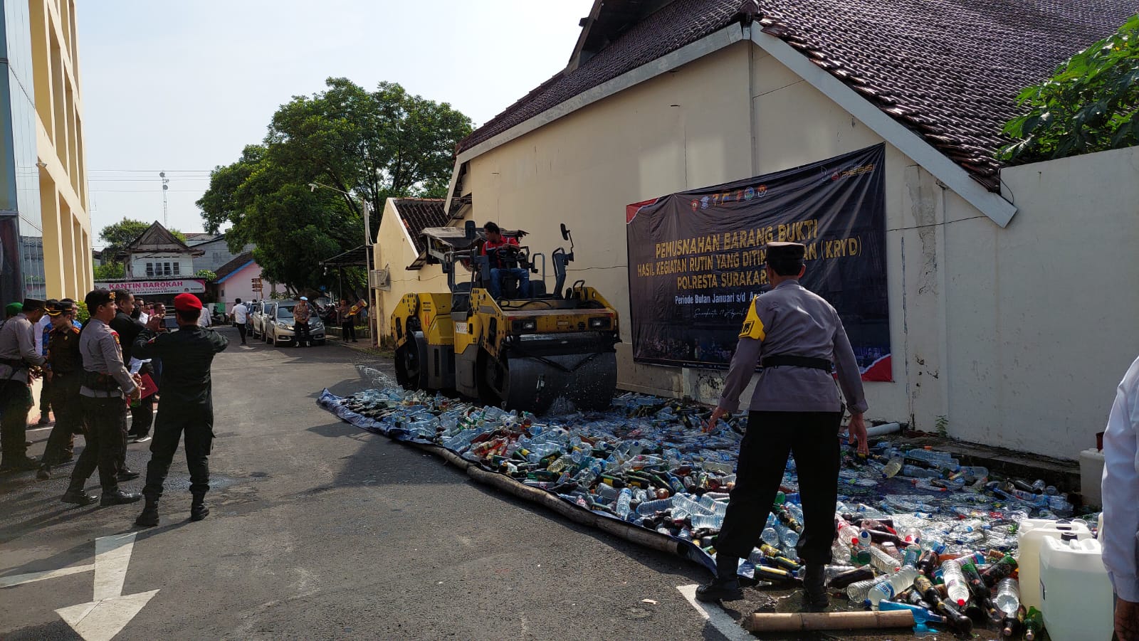 Jelang lebaran Kepolisian musnahkan ribuan Miras dan Knalpot Brong