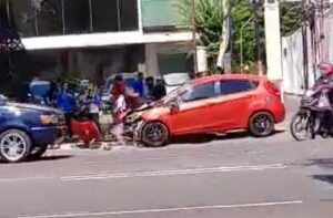 Mobil tabrak kereta api