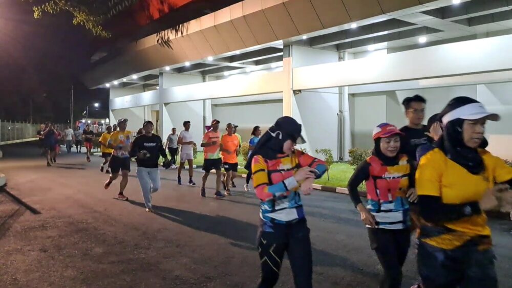Stadion manahan buka sampai malam