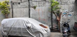 Parkir mobil di kampung