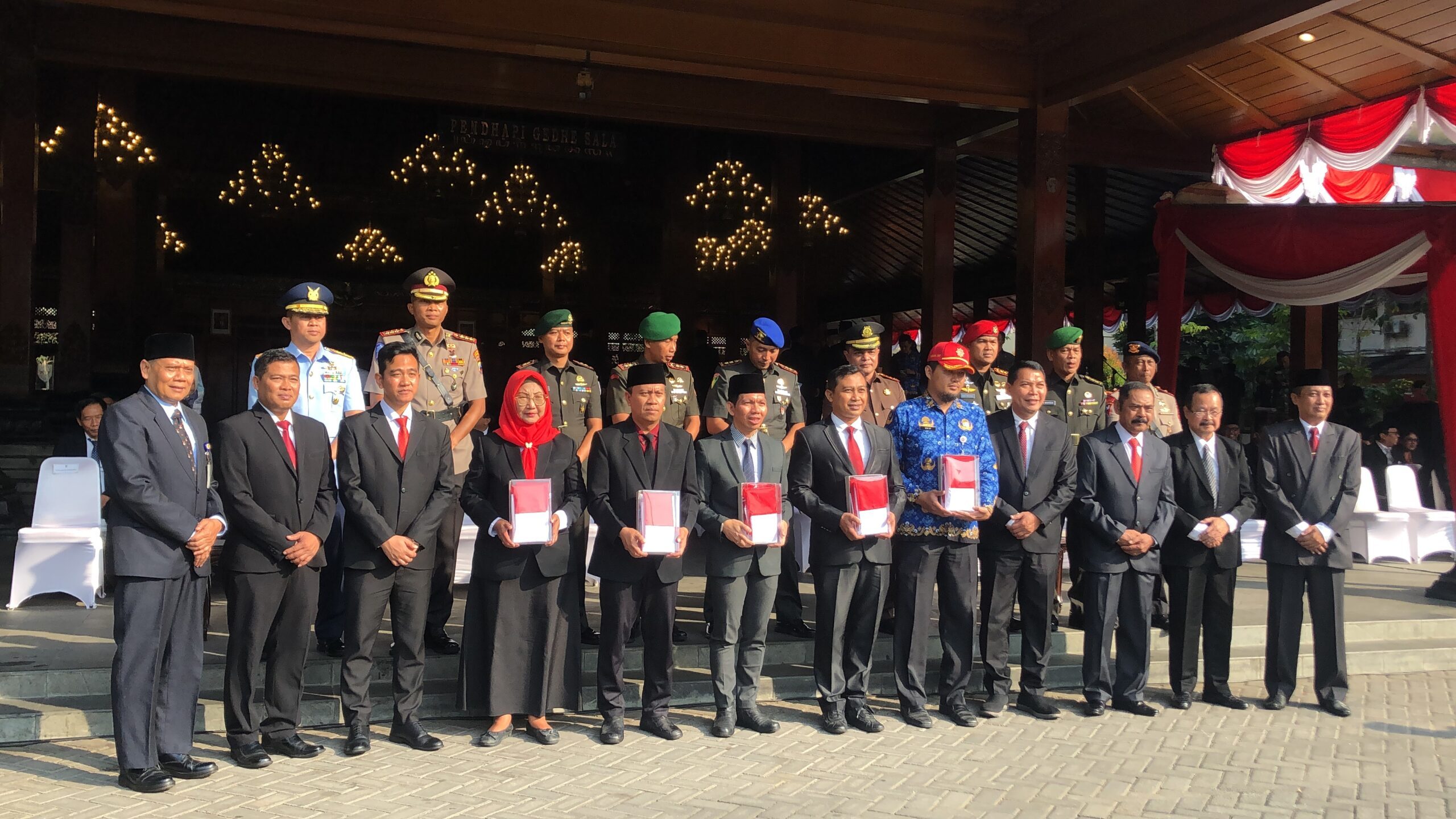 Penyerahan bendera merah putih dari Wali Kota Solo masa ke masa ke 5 camat Kota Solo saat HUT ke-77 Pemkot Solo, Jumaat (16/6/223) | MettaNEWS/Adinda Wardani