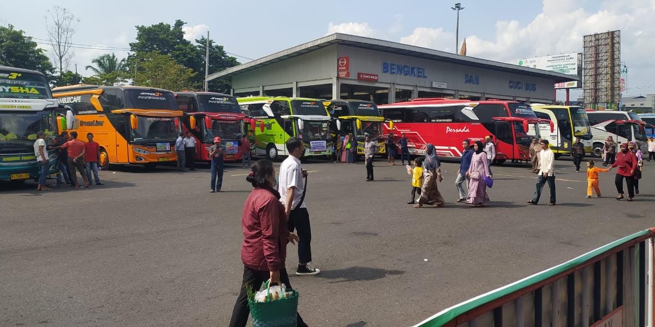 Bus Wisata Membeludak di Tirtonadi