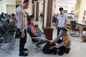 Pencuri isi Kotak Amal