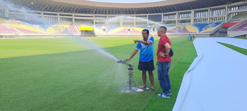 Rumput Stadion Manahan
