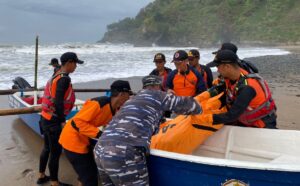 SAR gabungan evakuasi laut, nelayan yang perahunya terbalik