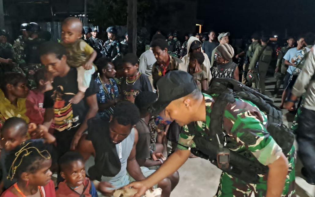 tni satgas nduga Anggota Yonif 411 membagikan makanan kepada masyarakat Nduga di pengungsian. | dok Satgas