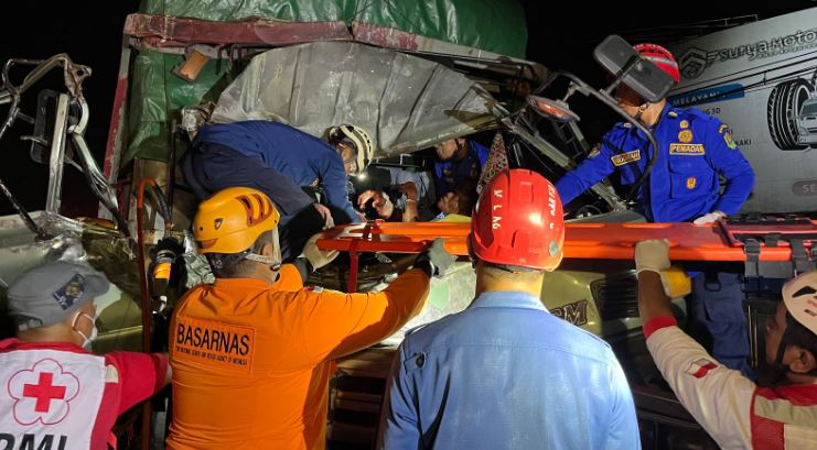 basarnas sopir truk magelang basarnas ekstrikasi