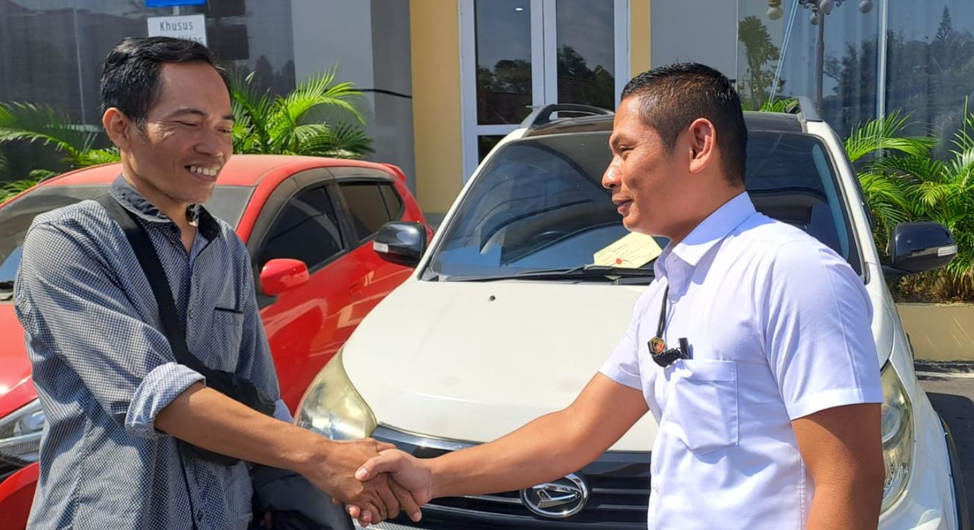 menggelapkan mobil