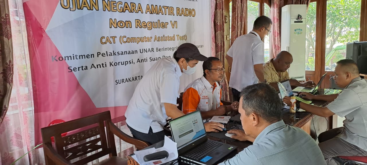 Anggota Orari Lokal Solo mengikuti ujian negara di Kelurahan Kerten, Laweyan, Solo, Senin (11/12/2023) | MettaNews/Ari Kristyono