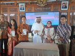 Mey Mey Goes to Kampoeng