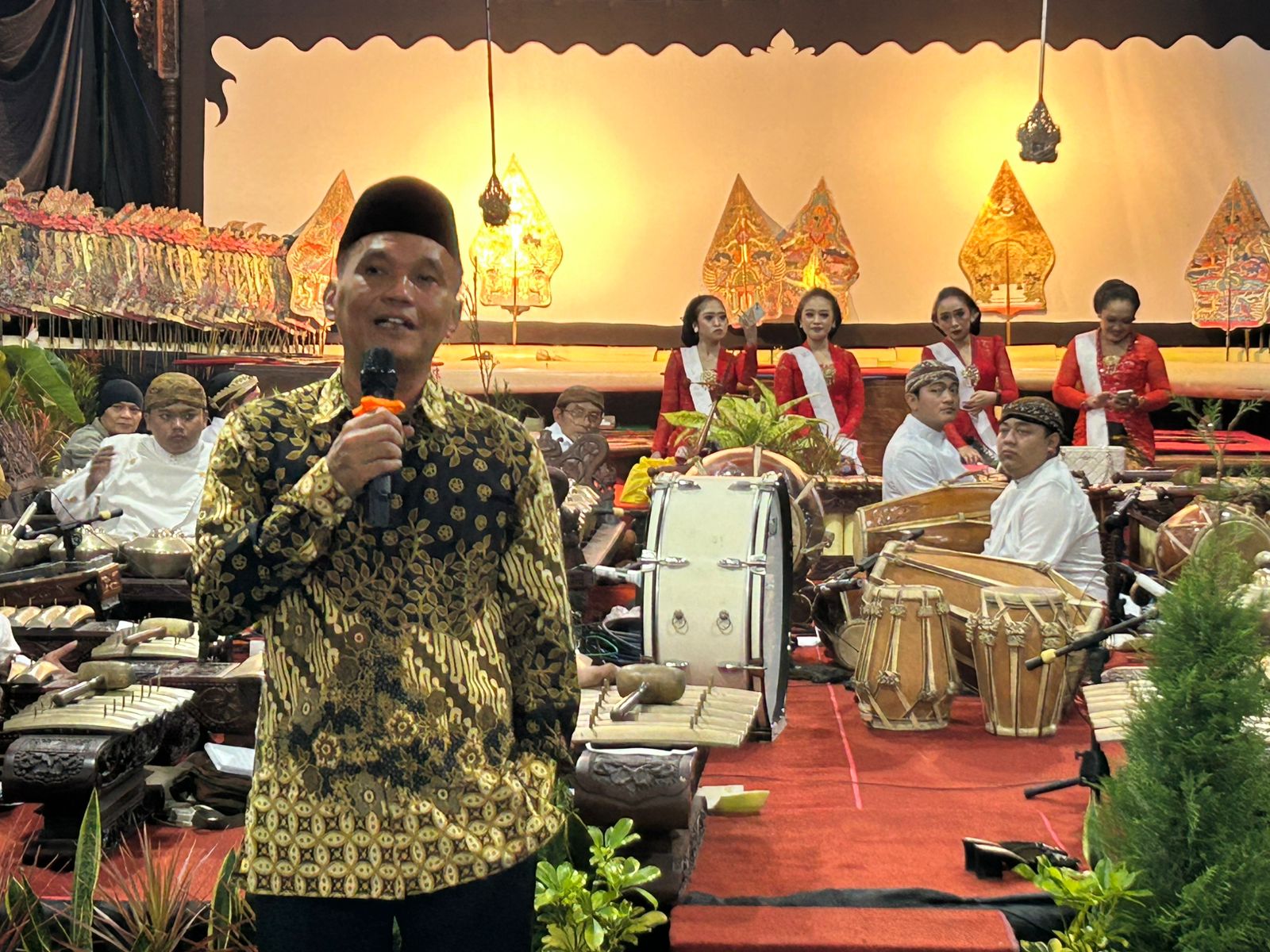 Sumanto Ketua DPRD Jawa Tengah, Sumanto saat menghadiri pentas wayang 30 jam nonstop di Karanganyar, Jateng | Dok. Istimewa