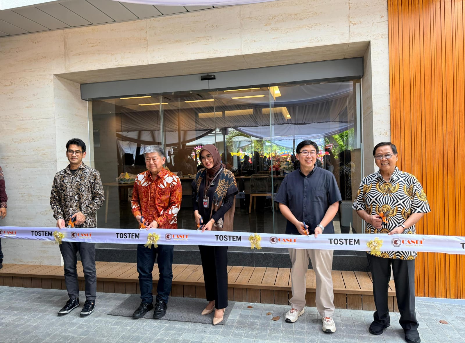 Asia Region Marketing Leader LIXIL Housing Technology Hirokazu Morokuma, Wakil Wali Kota Solo Astrid Widayani, Darmadi Hasonudin dan Sumartono Hadinoto Owner Candi Aluminium Solo | MettaNEWS / Feryan
