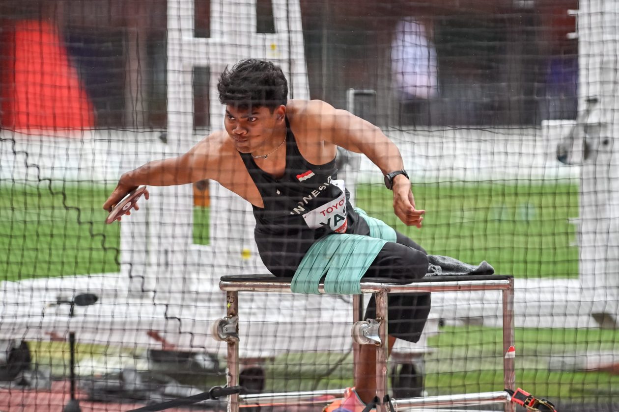 Atlet lempar cakram Indonesia I Kadek Dwi Purwana Yasa melakukan lemparan pada final atletik lempar cakram putra F57 di Stadion Paloma Mizuho, Nagoya, Aichi, Jepang, Selasa (20/10/2026).