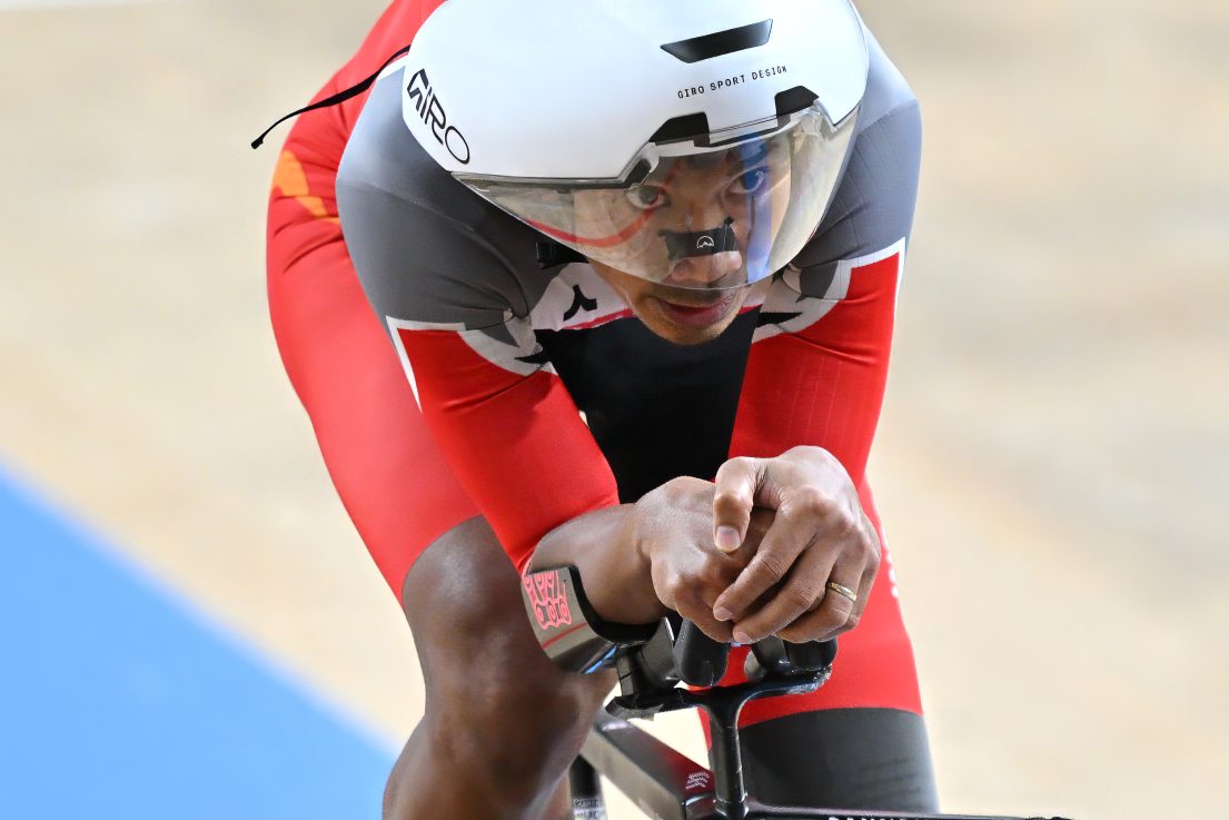 Pebalap sepeda Indonesia Muhammad Fadil Imammuddin memacu kecepatan pada pertandingan final nomor Men's C4 4000m Individual Pursuit Asian Para Games 2026 di Izu Velodrome, Shizuoka, Jepang, Selasa (20/10/2026).