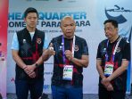 Chef de Mission (CdM) kontingen Indonesia Reda Manthovani (tengah) didampingi anggota Adithya Winata (kiri) dan Teguh Subroto Soegiarto menyampaikan paparan perkembangan Asian Para Games 2026 di Headquarter NPC Indonesia di Nagoya, Jepang, Rabu (21/10/2026