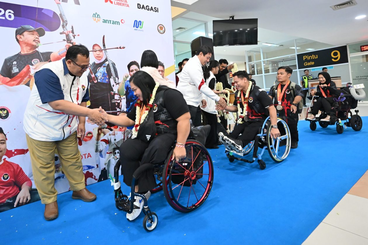 Kontingen Indonesia untuk Asian Para Games 2026 tiba di terminal kedatangan Bandara Adi Soemarmo, Boyolali, Jawa Tengah, Minggu (25/10/2026).